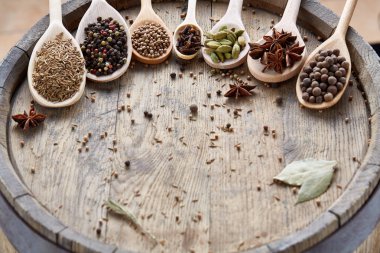 Renkli aromatik yemek eski ahşap varil, yakın çekim, düz için çeşitli baharatlar yatıyordu, seçici odak.