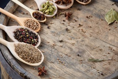 Renkli aromatik yemek eski ahşap varil, yakın çekim, düz için çeşitli baharatlar yatıyordu, seçici odak.