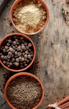 Ahşap varil, yakın çekim, seçici odak, dikey üst Seramik kase içinde baharatlar.