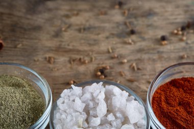 Ahşap varil, yakın çekim, seçici odak, dikey üst Seramik kase içinde baharatlar.