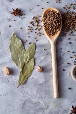 Beyaz arka planda, düz tahta kaşıklar aromatik biber ile kompozisyon lay, yakın çekim, seçici odak.