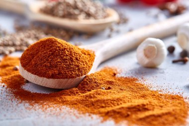 Beyaz arka planda, düz tahta kaşıklar aromatik biber ile kompozisyon lay, yakın çekim, seçici odak.