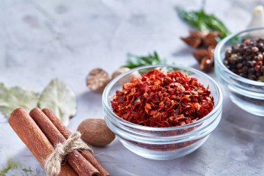 Yukarıdaki üç cam kase baharatlar ile beyaz dokulu arka plan, satırlarda düzenlenen görüntülemek.