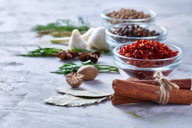 Yukarıdaki üç cam kase baharatlar ile beyaz dokulu arka plan, satırlarda düzenlenen görüntülemek.