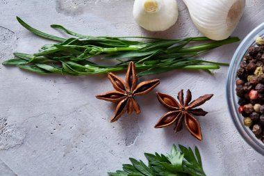 Yukarıdaki üç cam kase baharatlar ile beyaz dokulu arka plan, satırlarda düzenlenen görüntülemek.