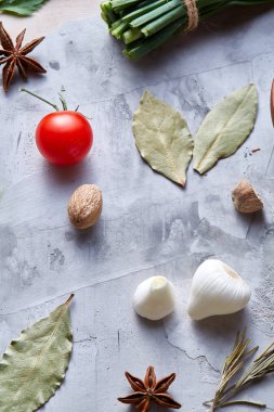 Otlar ve baharatlar koymak beyaz dokulu arka plan, üstten görünüm, seçici odak.