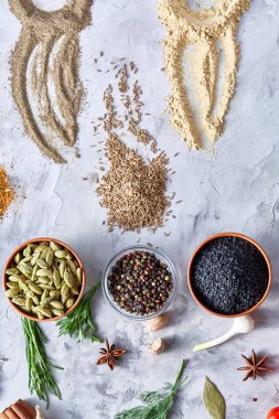 Beyaz dokulu arka plan, satırlarda düzenlenen baharatlar ile farklı kase yukarıda, dikey görüntüleme.