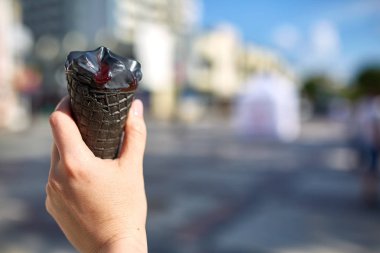 Bir ilk kişi görünümü, kız bir dondurma sığ derinlik-in tarla onun elinde olan yol boyunca yürüyüş.