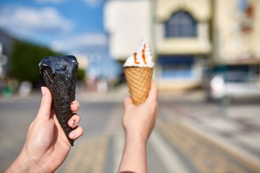 Bir ilk kişi görünümü, kız bir dondurma sığ derinlik-in tarla onun elinde olan yol boyunca yürüyüş.