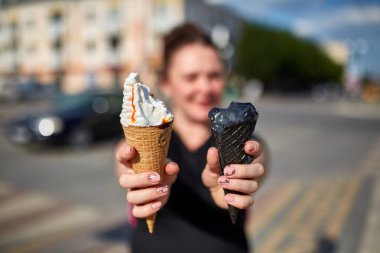 Bir ilk kişi görünümü, kız bir dondurma sığ derinlik-in tarla onun elinde olan yol boyunca yürüyüş.