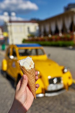 İlk kişi görüntüleyebilir, bir kişi bir dondurma sığ derinlik-in tarla onun elinde olan yol boyunca yürüyüş.