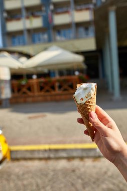 İlk kişi görüntüleyebilir, bir kişi bir dondurma sığ derinlik-in tarla onun elinde olan yol boyunca yürüyüş.