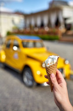 İlk kişi görüntüleyebilir, bir kişi bir dondurma sığ derinlik-in tarla onun elinde olan yol boyunca yürüyüş.