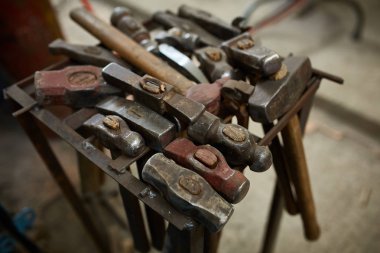 Demirci Atölyesi, yakın çekim, seçici odak, metal araçlarında çalışan kimse