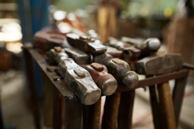 Demirci Atölyesi, yakın çekim, seçici odak, metal araçlarında çalışan kimse