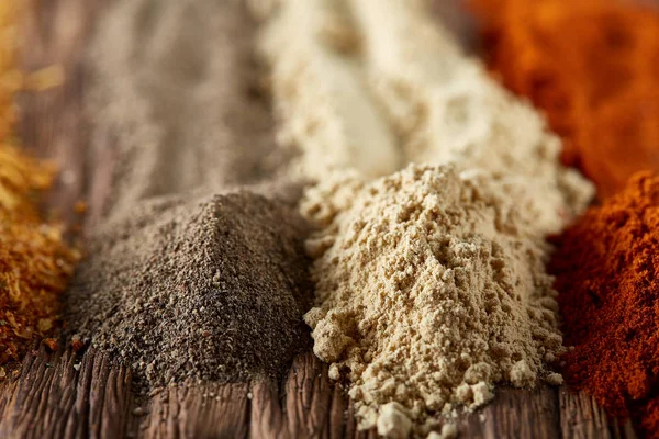 Renkli baharat arka plan ile farklı renk baharatlar, makro, seçici odak, sığ derinlik-in tarla.