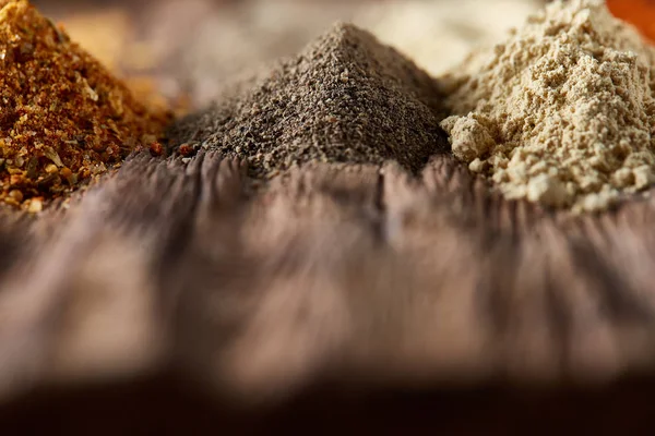 Renkli baharat arka plan ile farklı renk baharatlar, makro, seçici odak, sığ derinlik-in tarla.