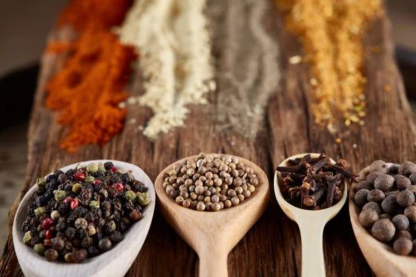 Tahta kaşıklar ile baharat vintage arka planda, perspektif, yakın çekim, seçici odak azalan sıra