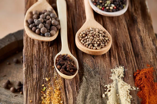 Tahta kaşıklar ile baharat vintage arka planda, perspektif, yakın çekim, seçici odak azalan sıra