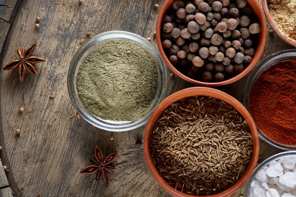 Ahşap varil, yakın çekim, seçici odak, dikey üst Seramik kase içinde baharatlar.