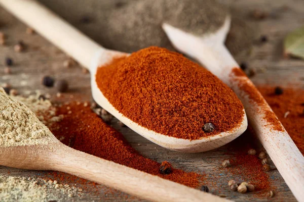 Köri tam bir tahta kaşıkla üstten görünüm ahşap varil arka plan, seçici odak üzerinde.