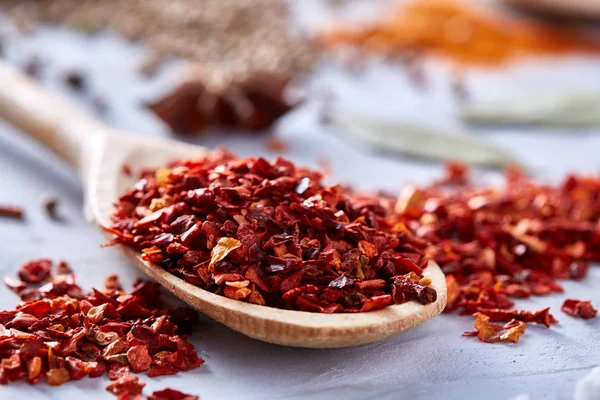 Beyaz arka planda, düz tahta kaşıklar aromatik biber ile kompozisyon lay, yakın çekim, seçici odak.