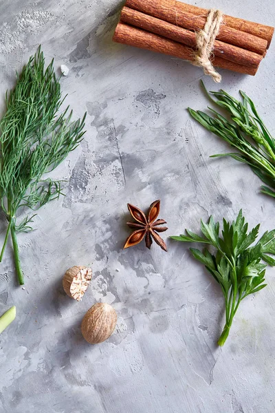 Otlar ve baharatlar koymak beyaz dokulu arka plan, üstten görünüm, seçici odak.