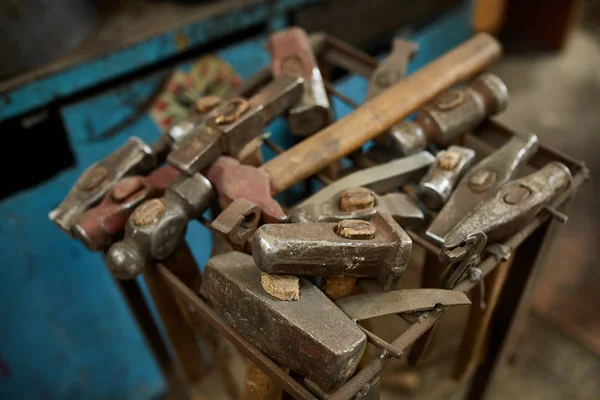 Рабочие металлические инструменты в кузнечном цехе, крупный план, избирательная направленность, никто — стоковое фото