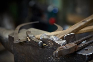 Demirci Atölyesi, yakın çekim, seçici odak, metal araçlarında çalışan kimse