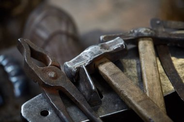 Demirci Atölyesi, yakın çekim, seçici odak, metal araçlarında çalışan kimse