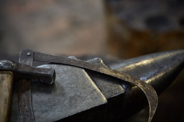 Demirci Atölyesi, yakın çekim, seçici odak, metal araçlarında çalışan kimse