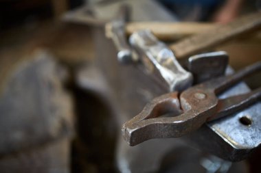 Demirci Atölyesi, yakın çekim, seçici odak, metal araçlarında çalışan kimse