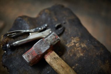 Demirci Atölyesi, yakın çekim, seçici odak, metal araçlarında çalışan kimse