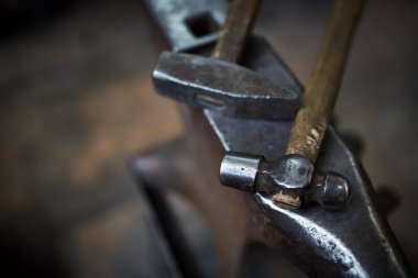 Demirci Atölyesi, yakın çekim, seçici odak, metal araçlarında çalışan kimse