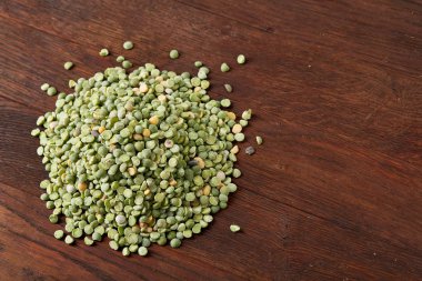 Yeşil bezelye rustik ahşap arka plan, yakın çekim, en iyi görünüm, seçici odak yığını.