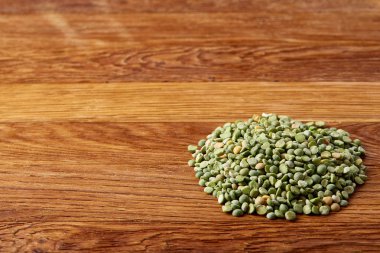 Yeşil bezelye rustik ahşap arka plan, yakın çekim, en iyi görünüm, seçici odak yığını.