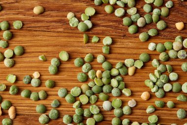 Rustik ahşap arka plan, yakın çekim, en iyi görünüm, seçici odak yeşil bezelye.