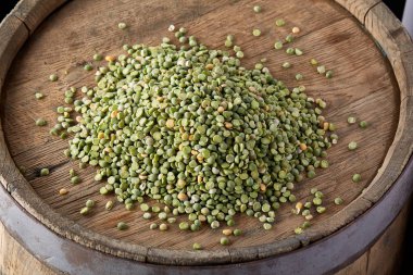 Ahşap varil, yakın çekim, en iyi görünüm, seçici odak üstünde yeşil bezelye yığını.