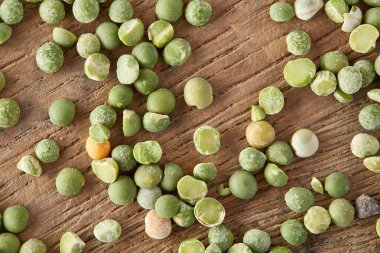 Rustik ahşap arka plan, yakın çekim, en iyi görünüm, seçici odak yeşil bezelye.