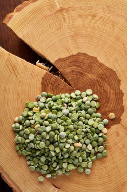 Yeşil bezelye bir ahşap günlük, yakın çekim, en iyi görünüm, seçici odak yığını.