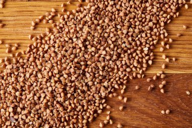 Karabuğday kabuğu çıkarılmış tane ahşap arka plan, üstten görünüm, yakın çekim, seçici odak, sığ derinlik-in tarla