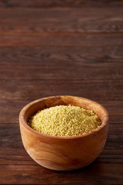 Mercimek rustik ahşap arka plan, üstten görünüm, yakın çekim, seçici odak bir ahşap kase.