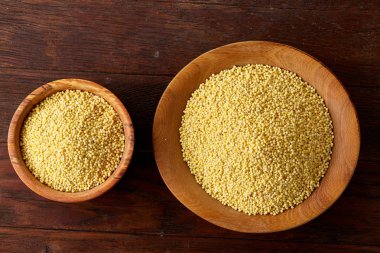 Mercimek rustik ahşap arka plan, üstten görünüm, yakın çekim, seçici odak bir ahşap kase.