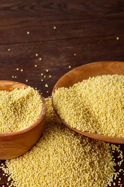 Mercimek rustik ahşap arka plan, üstten görünüm, yakın çekim, seçici odak bir ahşap kase.