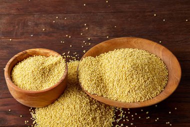 Mercimek rustik ahşap arka plan, üstten görünüm, yakın çekim, seçici odak bir ahşap kase.