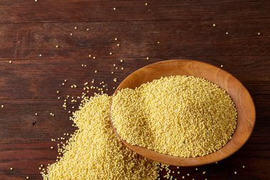 Mercimek rustik ahşap arka plan, üstten görünüm, yakın çekim, seçici odak bir ahşap kase.