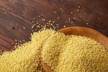 Mercimek rustik ahşap arka plan, üstten görünüm, yakın çekim, seçici odak bir ahşap kase.