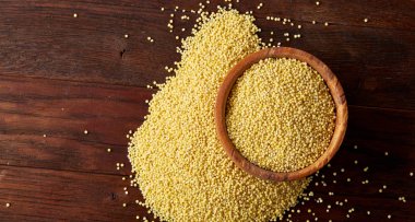 Mercimek rustik ahşap arka plan, üstten görünüm, yakın çekim, seçici odak bir ahşap kase.