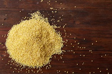 Mercimek rustik ahşap arka plan, üstten görünüm, yakın çekim, seçici odak bir ahşap kase.