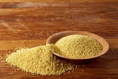 Mercimek rustik ahşap arka plan, üstten görünüm, yakın çekim, seçici odak bir ahşap kase.